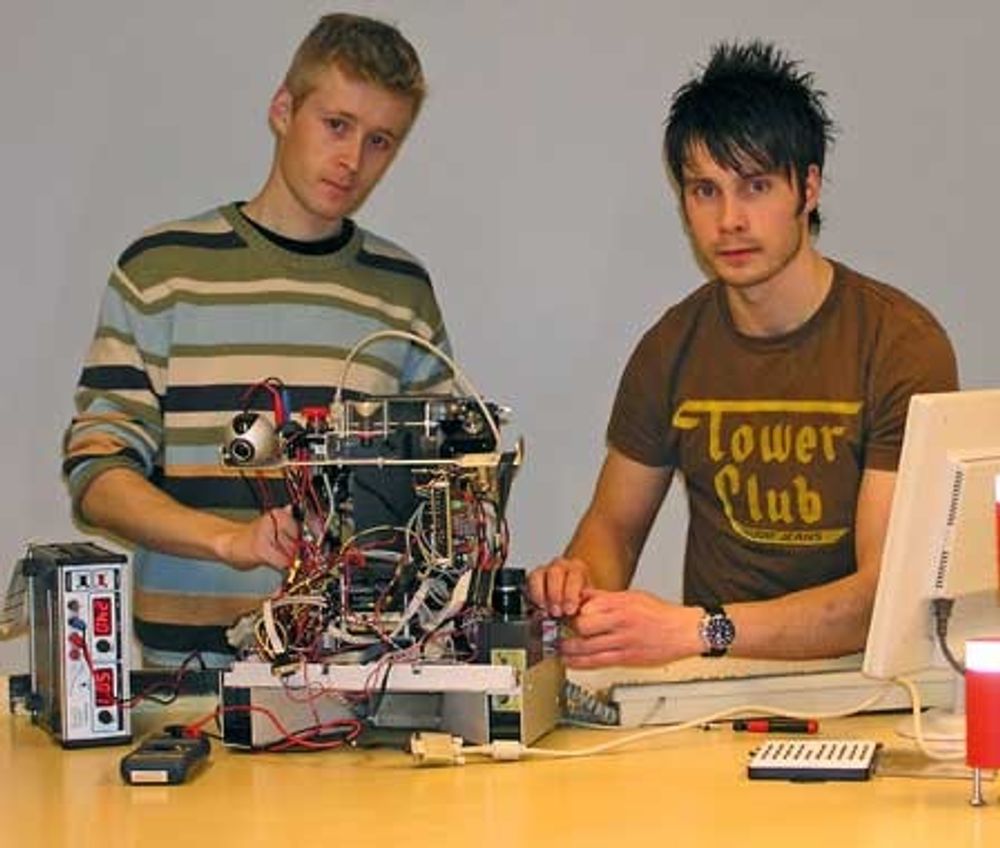 ROBOTKONSTRUKTØRER: Jonas Aamodt Moræus til høyre og Torstein Valvik bygger den norske konkurranseroboten. Begge skriver diplomoppgave om roboten, ved Institutt for teknisk kybernetikk, studieretning navigasjon, fartøystyring og robotteknikk.