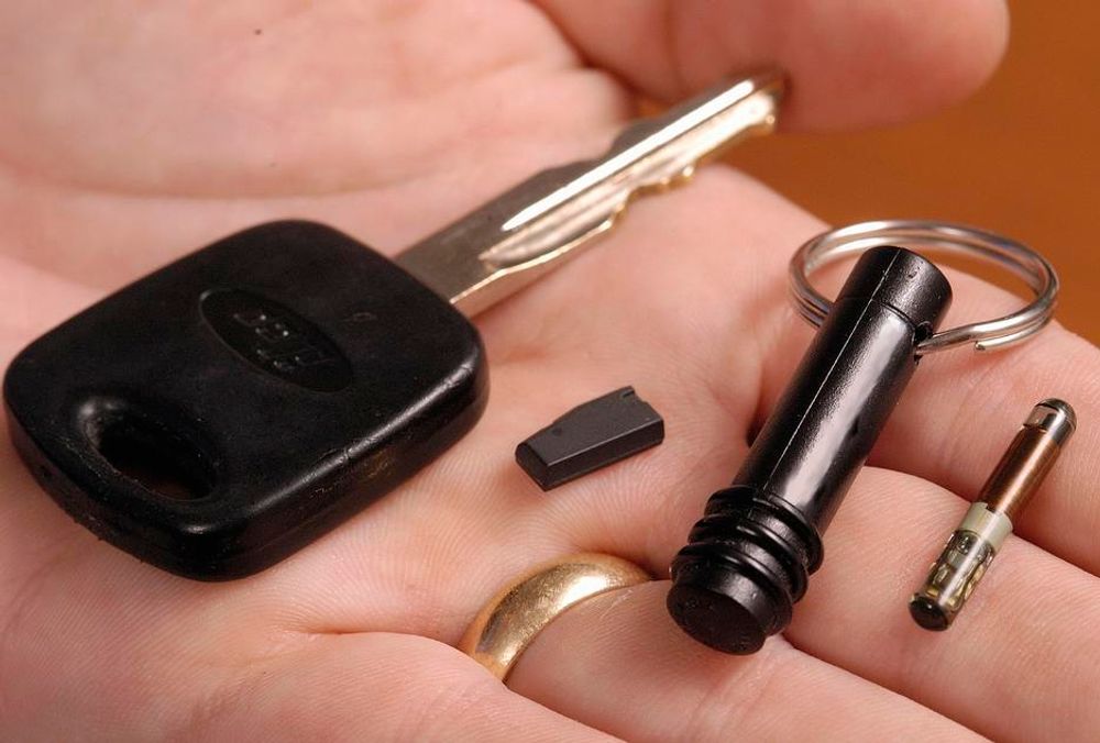 USIKKERT: Eksempler på bilnøkkel og andre enheter som er utstyrt med RFID-systemet til Texas Instruments. FOTO: WILL KIRK