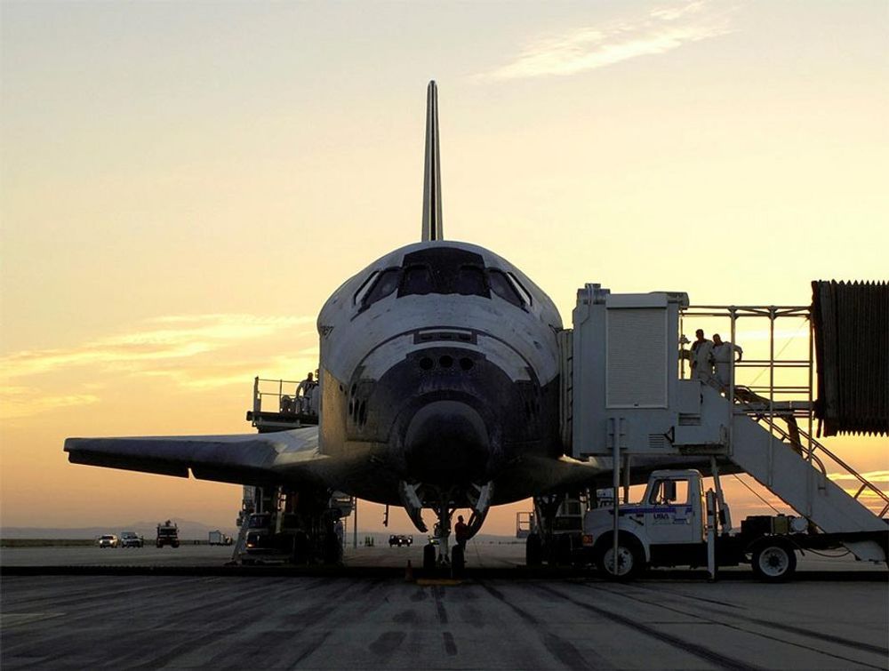 9. august: Discoverys romferd STS-114 er over og besetningen trygt tilbake på jorden. Landingen ble flyttet fra Florida til Edwards Air Force Base i California på grunn av værproblemer. 21. august var Discovery tilbake på Kennedy Space Center. Romferga ble fraktet på ryggen av en spesialbygget Boeing 747.