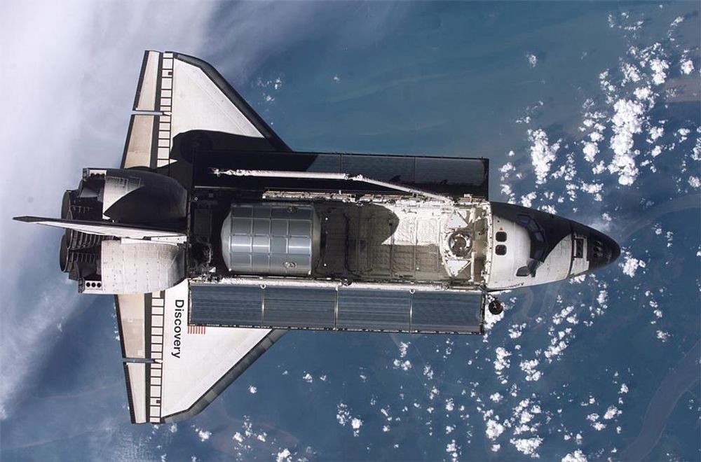 Lasten som sees på bildet, en MPLM (Multi-Purpose Logistics Module), innehold nye forsyninger til ISS. Lasterommet på Discovery ble fylt opp med flere tonn avfall fra ISS som ble fraktet ned til jorden.