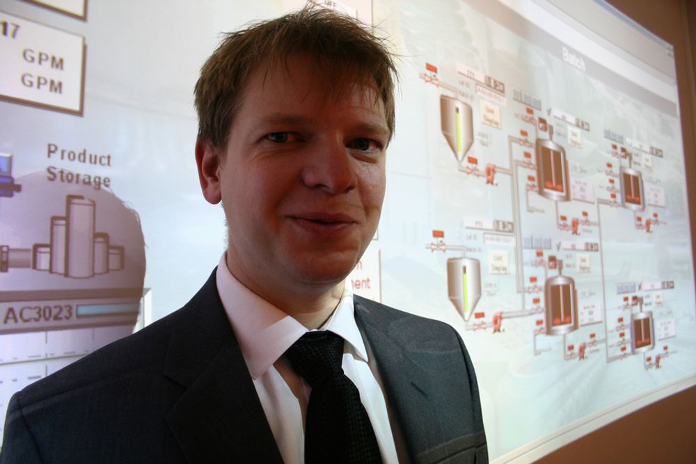 SATSER: Rune Heggø i 3D Perception selger sømløse buede skjermer til automasjonsbransjen.