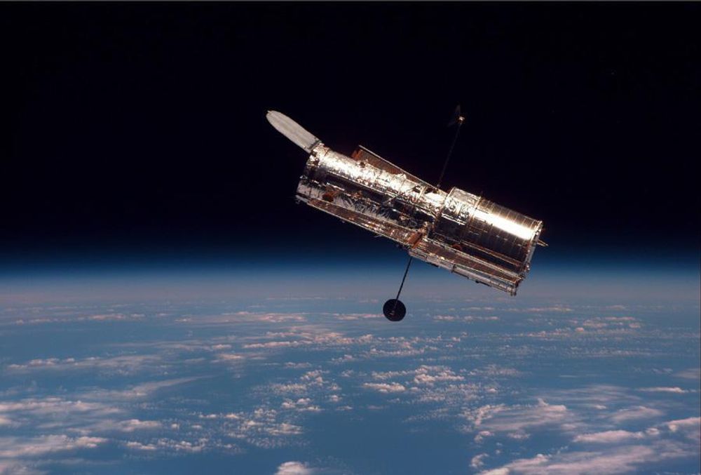 BULKER: Hubbleteleskopet er på størrelse med en vanlig bybuss og er fullt av bulker og riper etter kollisjoner med rusk og rask i vårt nære verdensrom.