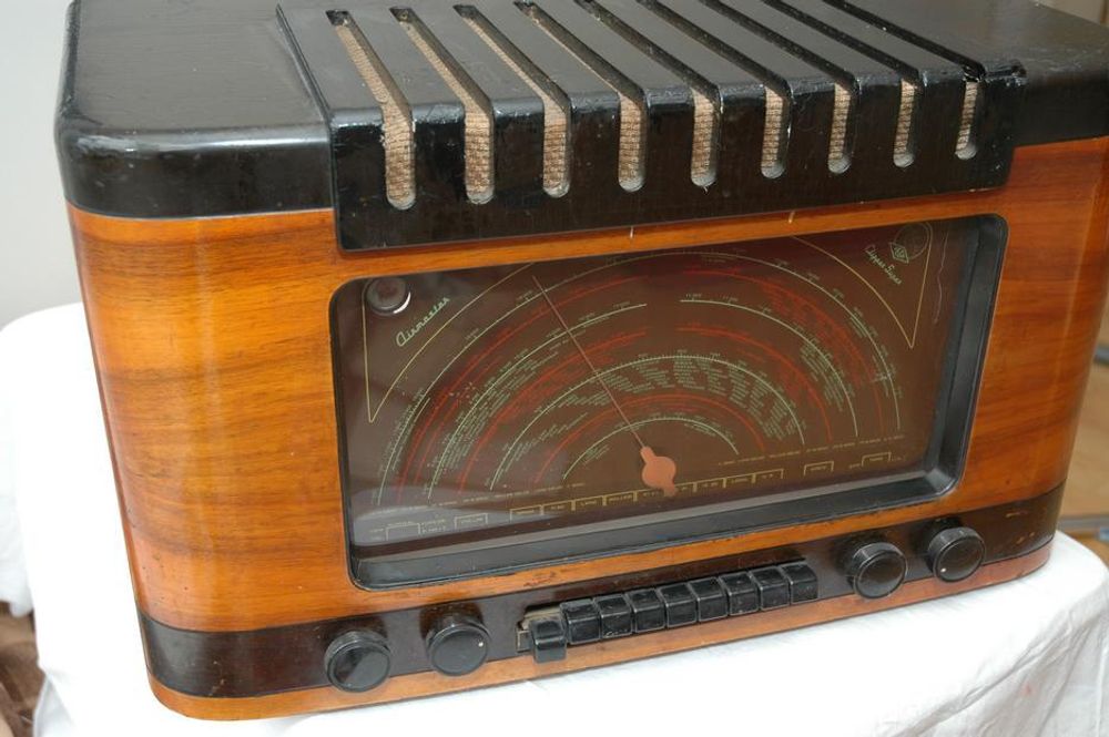 GOD GAMMEL: På de gode gamle radioapparater, som denne Vega Clipper fra Klaveness Radiofabrikk, kunne man søke seg inn både på fiskeri-, lang- og mellombølge.
