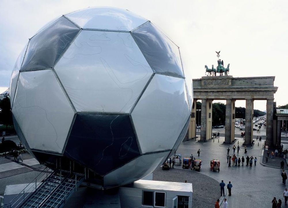 VIRTUELL FOTBALL: Inne i fotballglobusen kan du sparke virtuelle fotballer.
