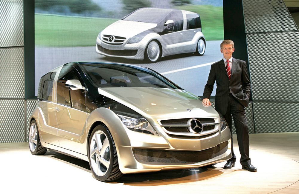 KONSEPT: Professor doktor Thomas Weber er sjef for all utvikling i DaimlerChrysler. Under Tokyo Motor Show viste han frem selskapets nyeste konseptbil, en hydrogendrevet affære på 85 kW og 350 Nm, med forbruk tilsvarende 0,29 liter diesel pr mil.