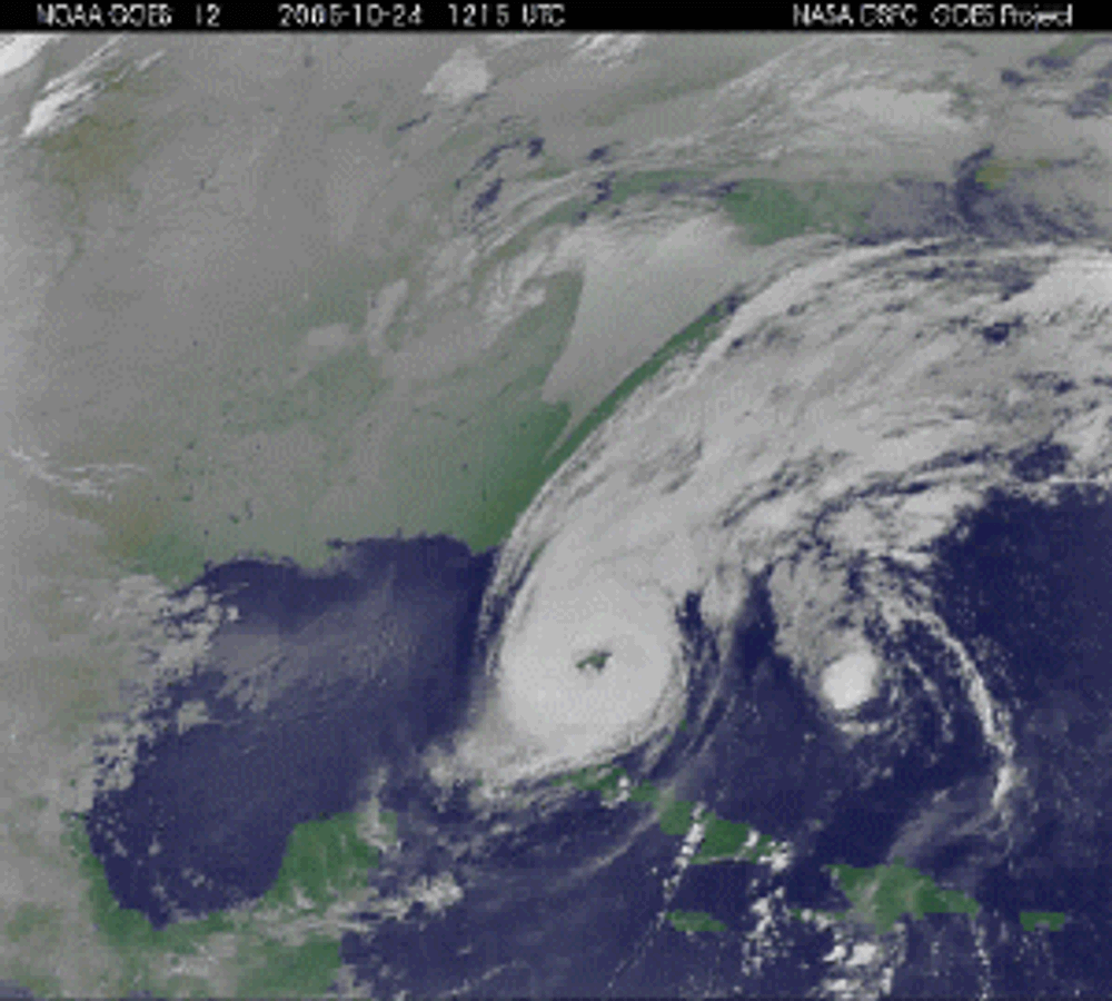 Orkanen Wilma fotografert fra satellitt mandag 24 oktober da den feide over Florida.
