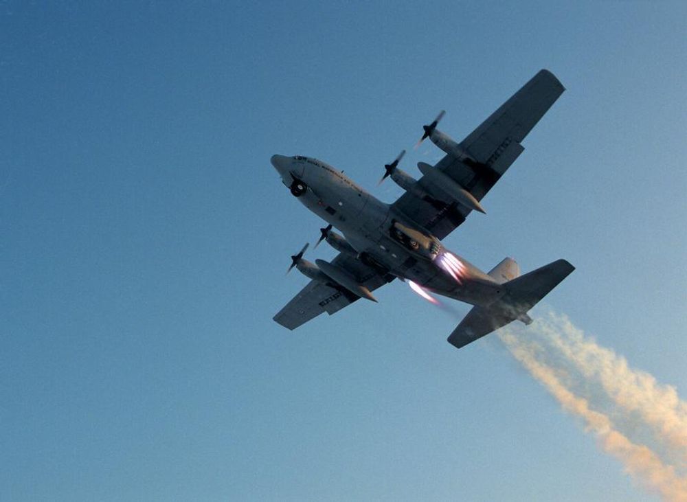 Hercules C-130 militært transportfly under take off med Jato raketter