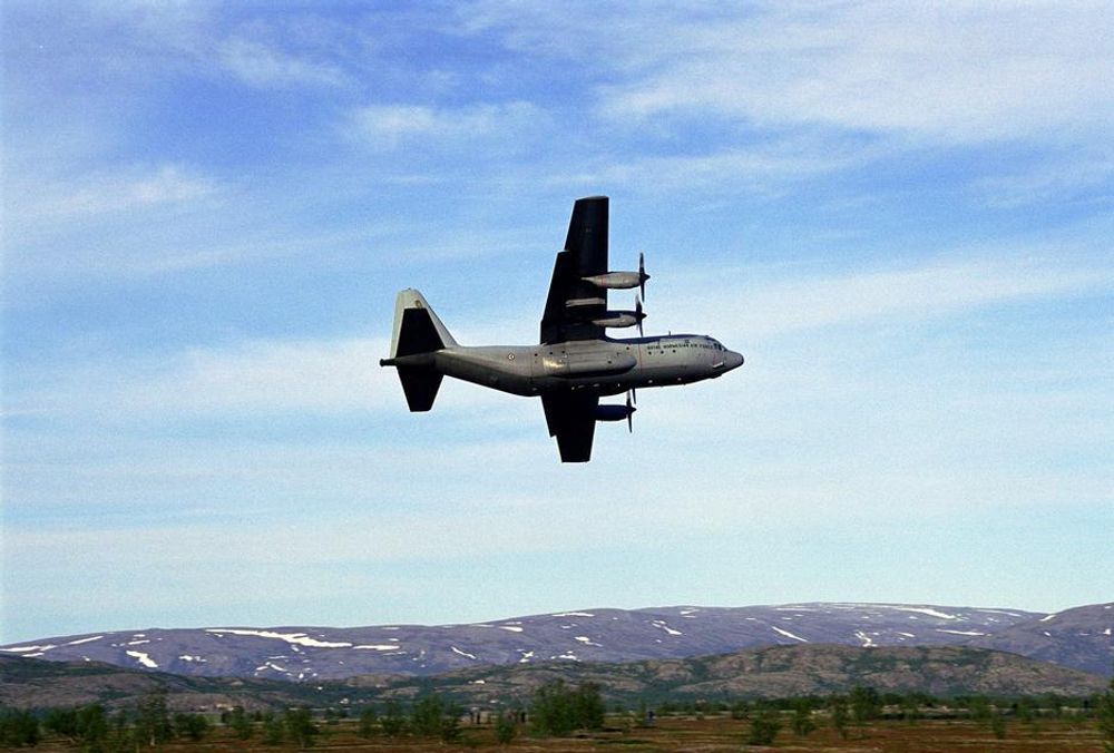SIKKER: Hercules transportfly under lavtflyging over Banak flystasjon i forbindelse med flydropp A.
