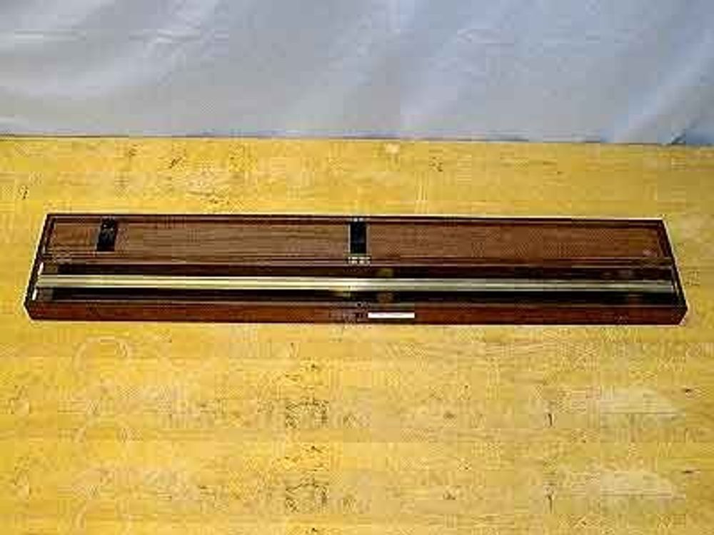 En kopi av platina-irridium-barren som definerer den nøyaktige meteren. Arkivfoto