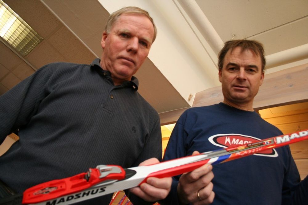 Teknisk direktør Gunnar Bjertnæs og produksjonssjef Svein Inge Holtesmo i Madshus viser gjerne fram skiene sine.