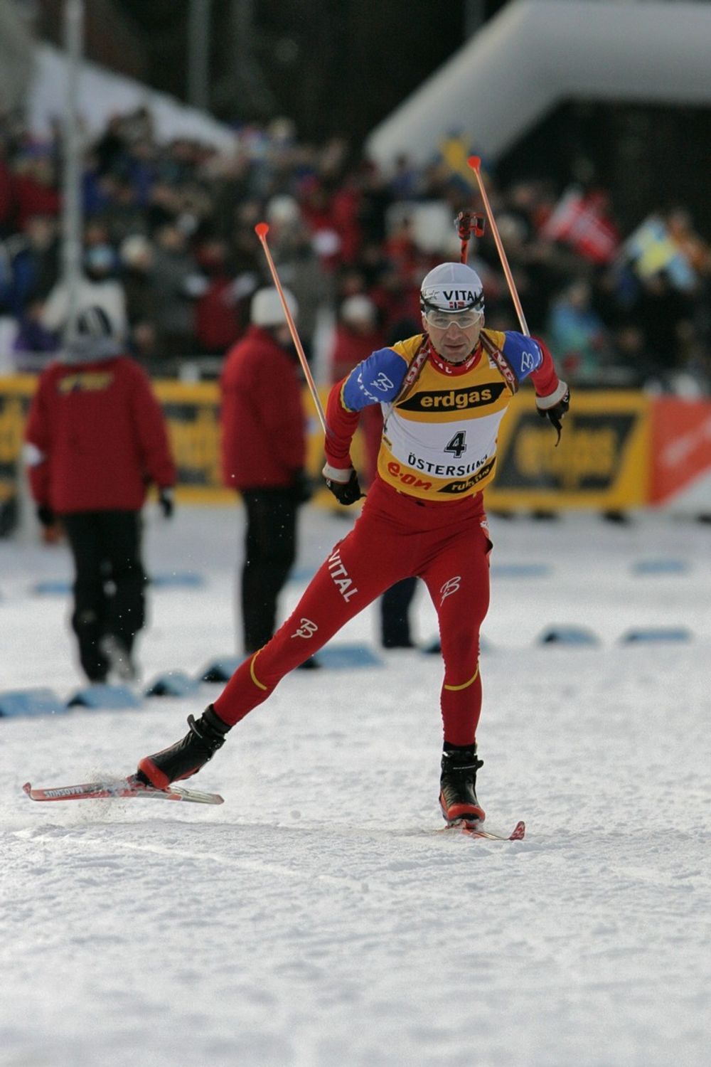 Ensom majestet: Ole Einar Bjørndalen slik vi er vant med å se ham. Alene mot mål - med norskutviklede superski på beina.