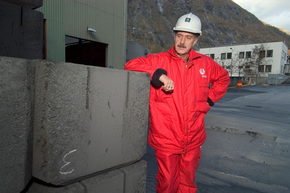 MED SPOR: Overingeniør Oddvin Nesse ved en forbakt anode med spor hos Hydro Carbon i Årdal. Anoden veier ett tonn og er 1,6 m lang.