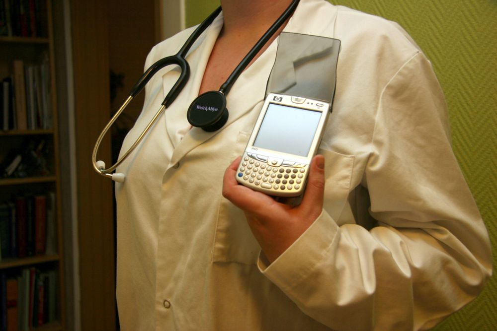 Etter undersøkelse av pasienten, rekvirerer legen medisiner i den elektroniske pasientjournalen på sin PDA som kommuniserer trådløst. Bestillingen går elektronisk til sykehusapoteket.