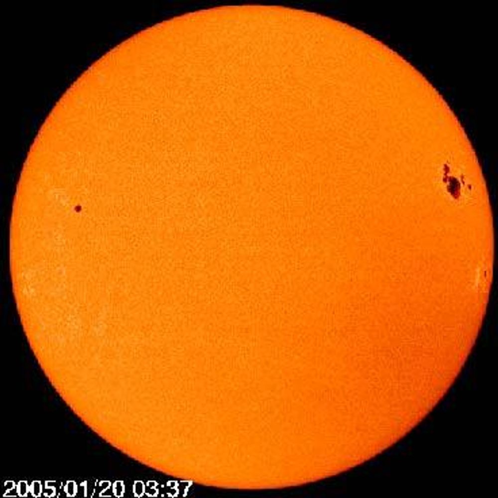 Gul og fristende som en påskeappelsin. Overraskende for solforskere er det fortsatt mer "krutt" igjen i dette store solflekkområdet som de siste dagene har gitt oss voldsomme gassutblåsninger og flott nordslys. Foto: SOHO (ESA/NASA)