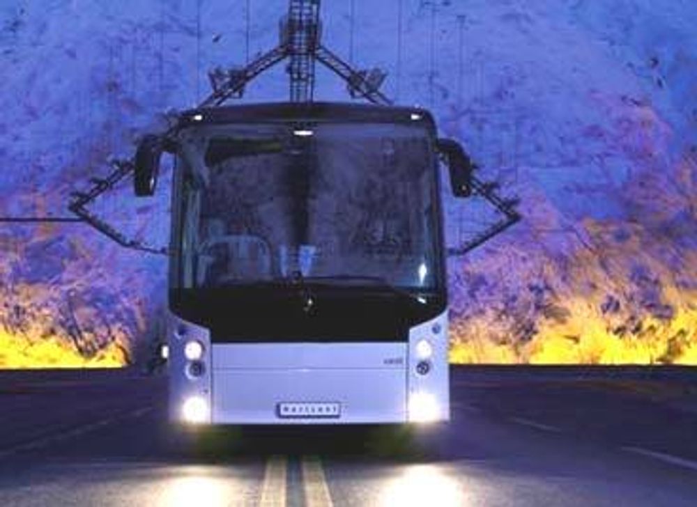 FRA MOSS: Den nye norske bussen Vest Horisont er formgitt ved Moss-selskapet Hareide Designmill. Her prøvekjøres den i en tunnel. FOTO: HAREIDE