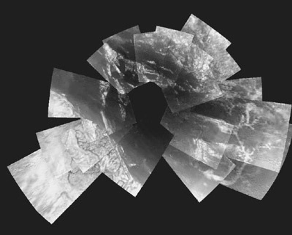 Bildet er satt sammen av 30 enkeltfotografier Huygens tok på vei ned gjennom Titan-atmosfæren. Dette bildet er satt sammen av bilder tatt fra 10 kilometers høyde.
Foto: ESA/NASA/JPL/University of Arizona