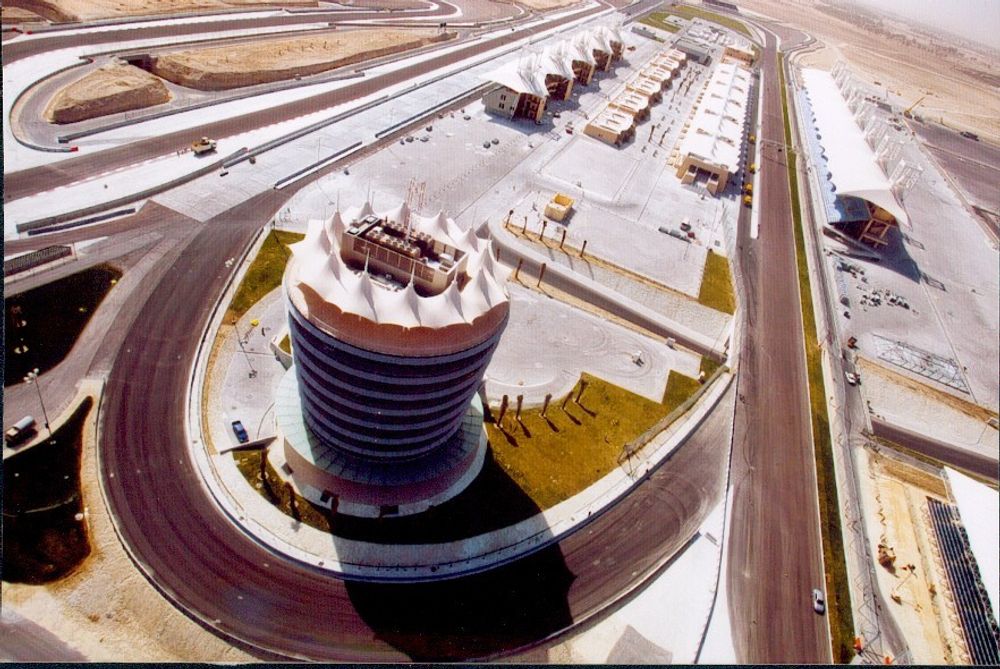 DUKTAK: Den splitter nye motorsportbanen utenfor Bahrains hovedstad Manama har skyggefulle tak laget av plastimpregnert glassfiberduk. FOTO: 3M
