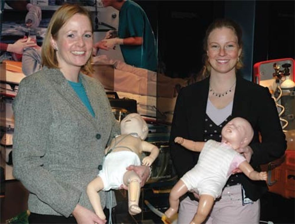 BABYTID: Ingrid Di Valerio og Sandra Gustafsson med to generasjoner babydukker for terning på livredning.