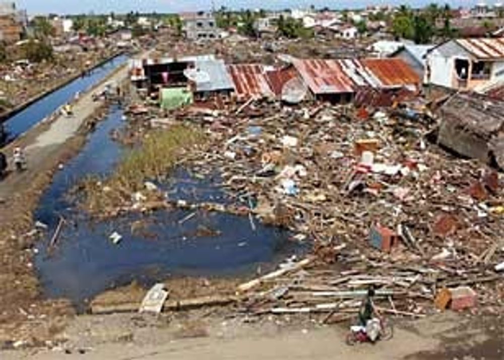 Aceh-provinsen på Sumatra er ugjenkjennelig. Hjelpebehovet er enormt etter Tsunamiens herjinger. Det bor 40 millioner mennesker på Sumatra, så mange som 100.000 kan være drept.