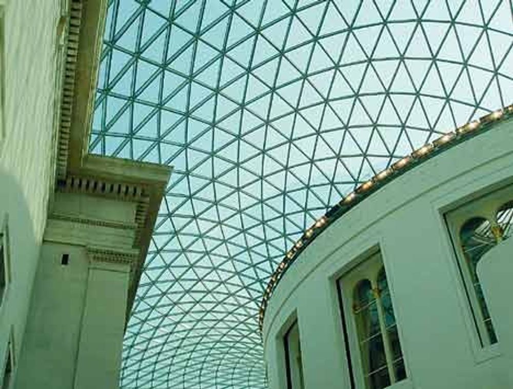 FOSTER: Et takparti fra British Museum i London, med den svært godt kjente arkitekt Norman Fosters arkitektoniske teknikkbruk klart gjengitt. FOTO: BJØRN SANDAKER