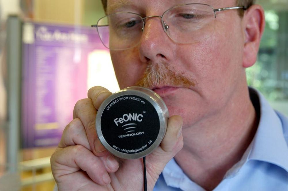 SYNGER: Det britiske selskapet FeONIC har utviklet vindusglass som kan fungere som høyttalere. Poenget er reklameinnslag bl.a. mens du står utenfor butikken og venter på bussen.