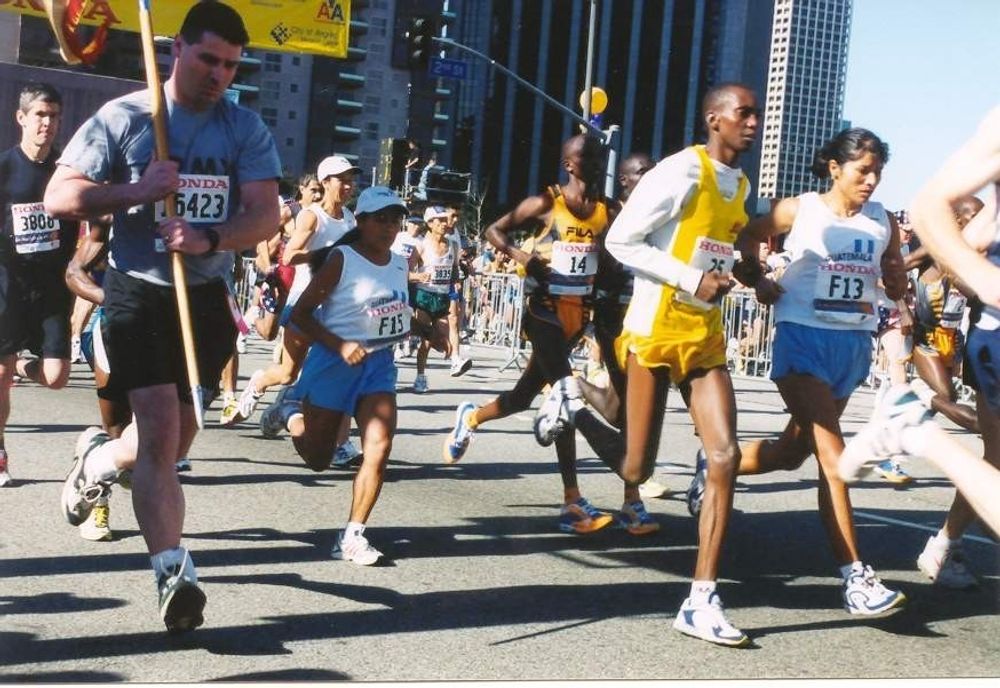 VINNER: Den av disse glade løpere (New York Marathon) som først skaffer superbrillen vil nok vinne neste år. FOTO ARKIV