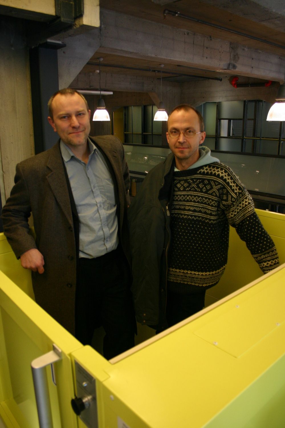 GULT ER KULT: Arkitektene Jan Olav Jensen og Børre Skodvin synes det er morsomt leke med farger. Heisen er bare gul fordi det er kult.