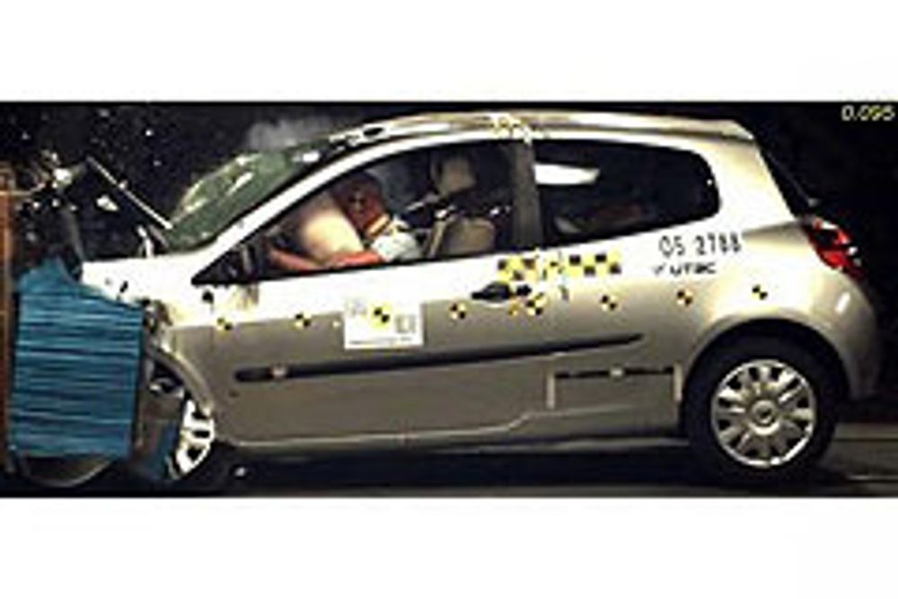 FARLIGERE: Den renaultbaserte Dacia Logan fra Romania er langt farligere å krasje med enn småbiler fra Renault i vest. FOTO: DACIA