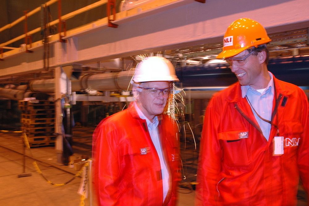 INSPEKSJON: Direktør Arne Smedal i Sevan Marine inspiserer prosessmodulen hos NLI i Larvik. Til høyre Tor Martin Røed i NLI Engineering.