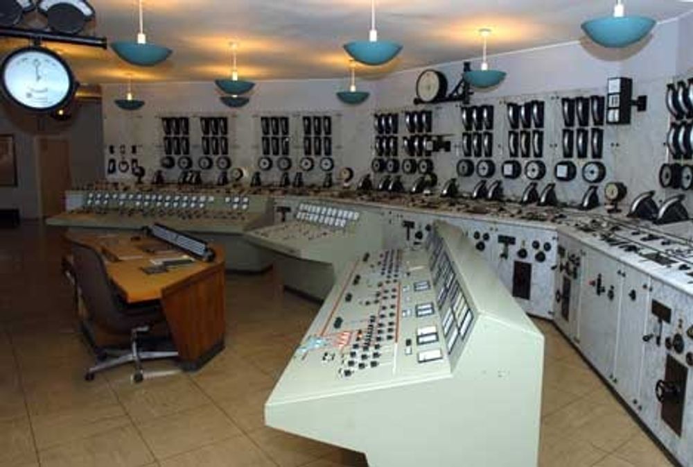 Kontrollrommet er en salig blanding av gammelt og eldgammelt. Instrumentet øverst til venstre viser frekvensen ut på nettet. Foto: Atle Abelsen