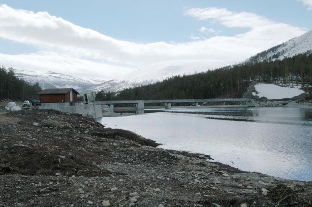 DAM: I Heggebovatnet er det bygget en ny 100 meter lang dam. Inntaket til Øyberget kraftverk ligger til venstre i bildet.