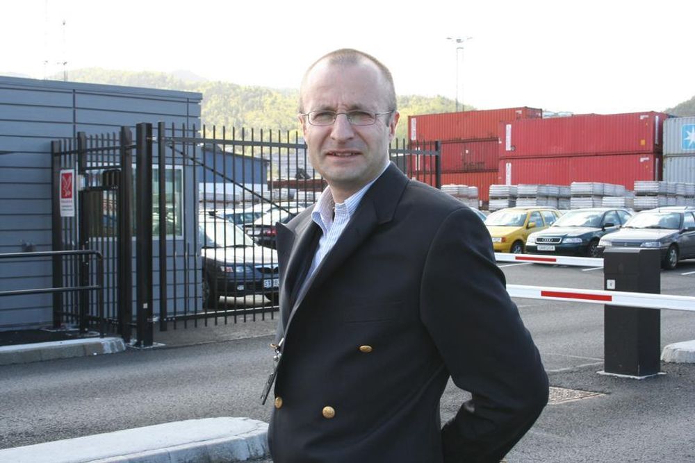 KONTROLL: Sikkerhetssjef Alf Halsen har oversikt over all terrorsikringen som er gjort ved havnen i Bergen.