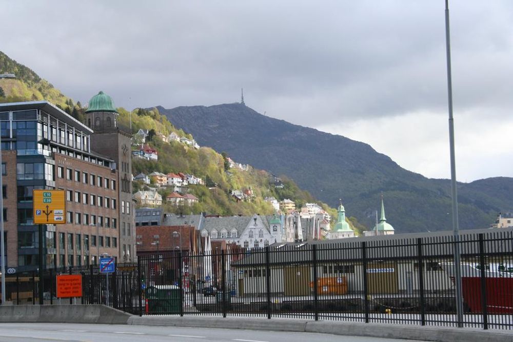 Fra Bryggen i Bergen og utover er det satt opp terrorgjerder.