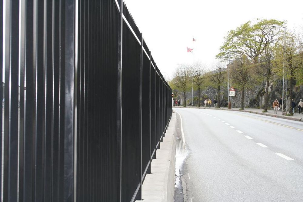 LANGT: Til sammen 1,8 kilometer med gjerde er satt opp som terrorsikring i Bergen.