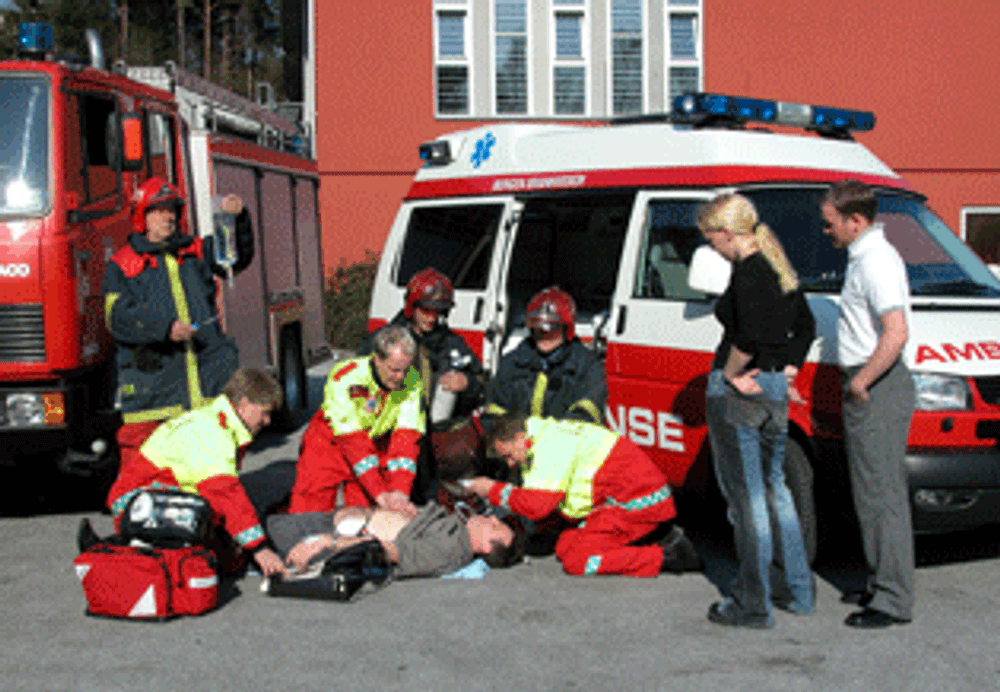 Brannbil, ambulanse lege redningsarbeid øvelse ulykke ambulansepersonell  brannmenn leger pasient Bergen Kommune