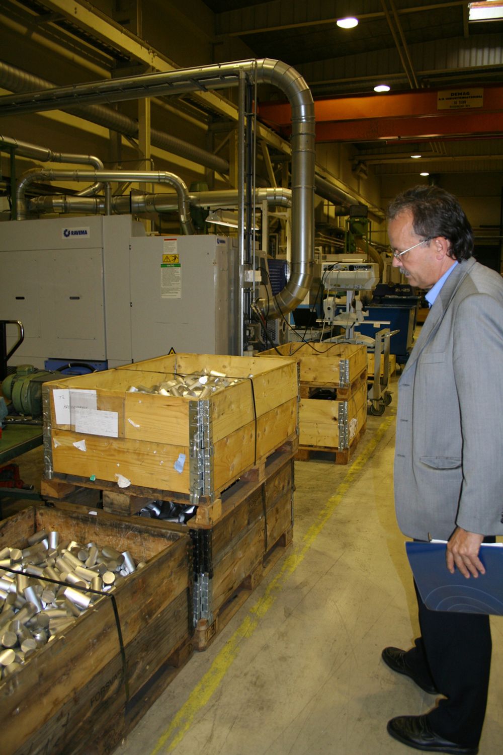 DIREKTØREN: Administrerende direktør Erland Paulsrud i Nammo Raufoss tar en tur innom ett av de mekaniske verkstedene.