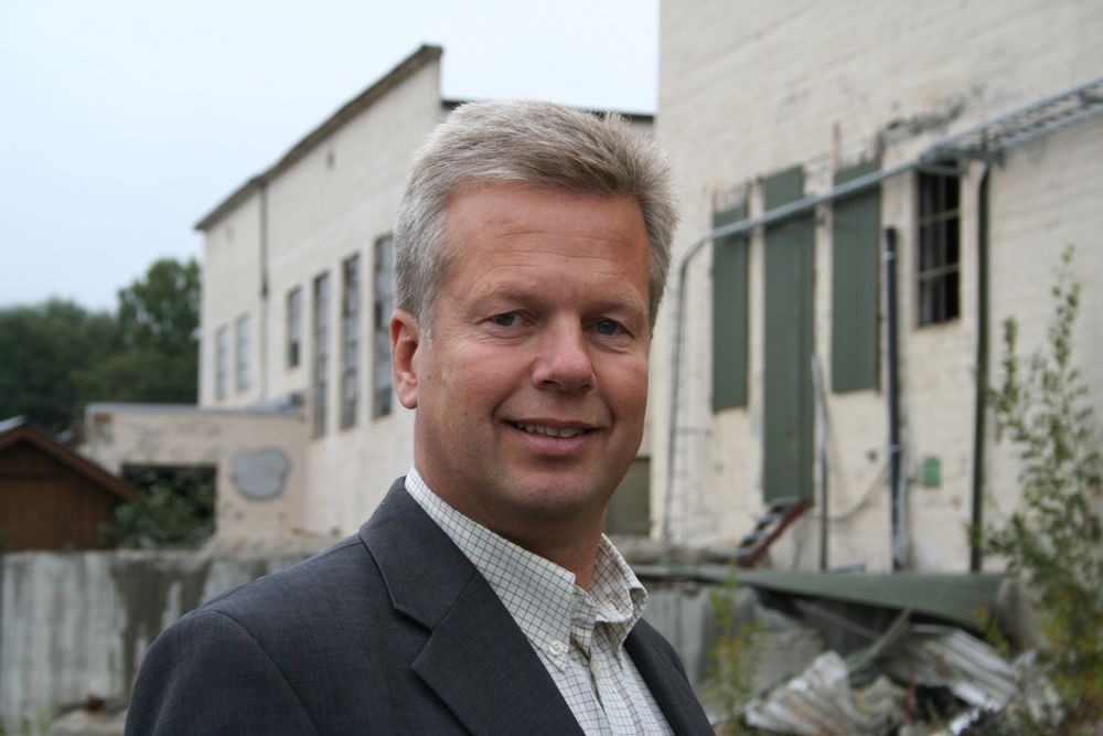 DIREKTØR OG EIER: Trygve Stølan var kartongfabrikkens siste administrerende direktør. I dag eier han de game fabrikkbygningene, og er direktør på emballasjefabrikken Rena Kappa.