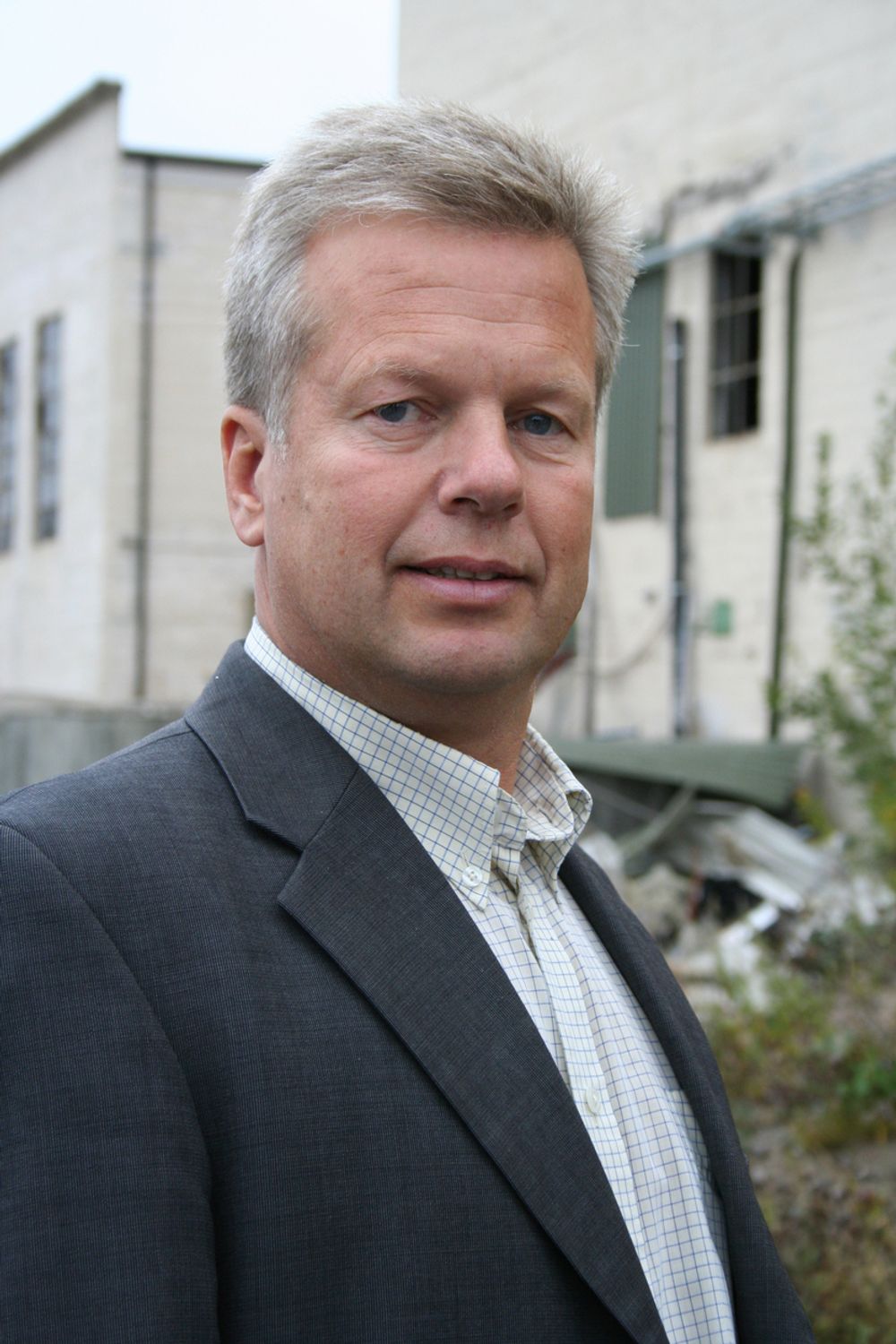 DIREKTØR OG EIER: Trygve Stølan var kartongfabrikkens siste administrerende direktør. I dag eier han de game fabrikkbygningene, og er direktør på emballasjefabrikken Rena Kappa.