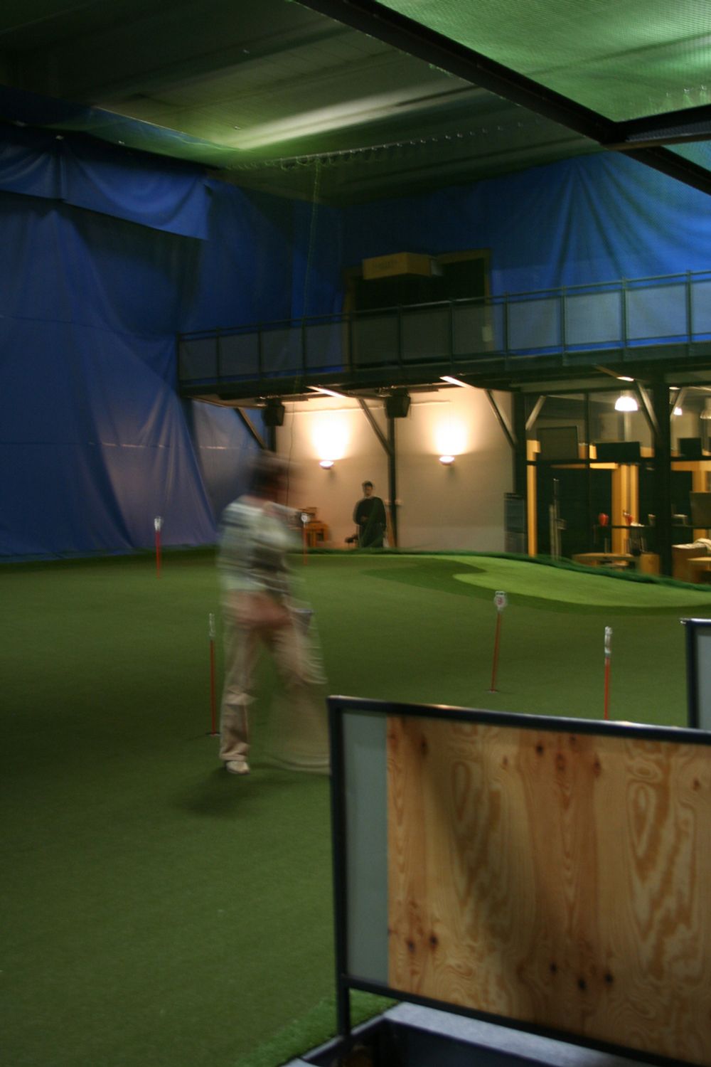 GOLF: I den gamle lagerhallen for kartongruller er det i dag et innendørs golfsenter.