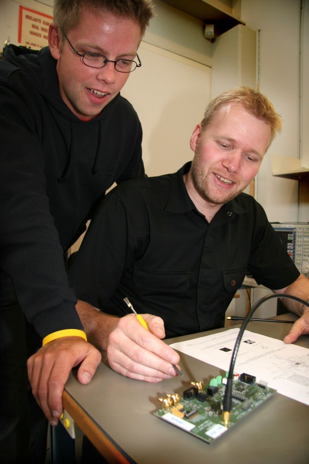 NY JOBB: Den nyansatte applikasjonsingeniøren Ketil Johansen (til høyre) og programvareutvikler Hans Jørgen Svendsen er blant ti nye ansatte ved Nordic Semiconductors så langt i år.