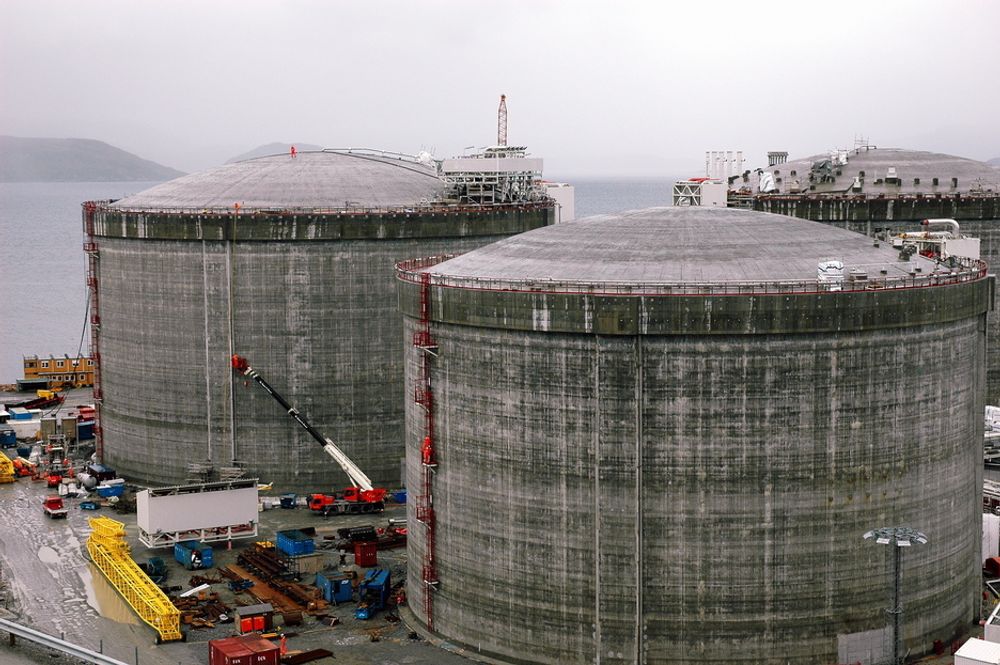 STORE DIMENSJONER: Lagertankene for LNG rommer hver 125.000 m3. Mennesker blir små i forhold.