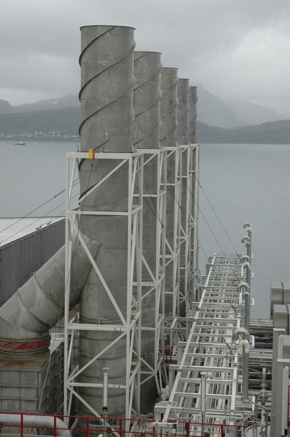 OMSTRIDT: De fem avgassrørene fra kraftgenereringen på Snøhvit øker CO2-utslippene med 900.000 tonn årlig.