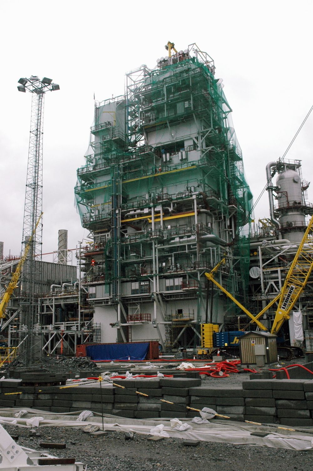 KJØLETÅRN: 67 meter til værs rager kjøletårnet for LNG-fabrikken på Melkøya. Her omdannnes naturgassen til væske ved - 163 0C.