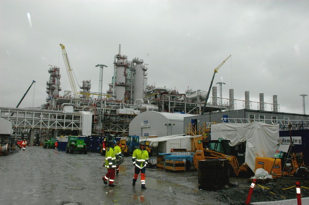 Aker Kværner lever godt på leveransene til Snøhvit og andre olje- og gassprosjekter.Skipsverftene i Norge har fulle ordrebøker i lengre tid framover. Det betyr behov for flere ansatte.
