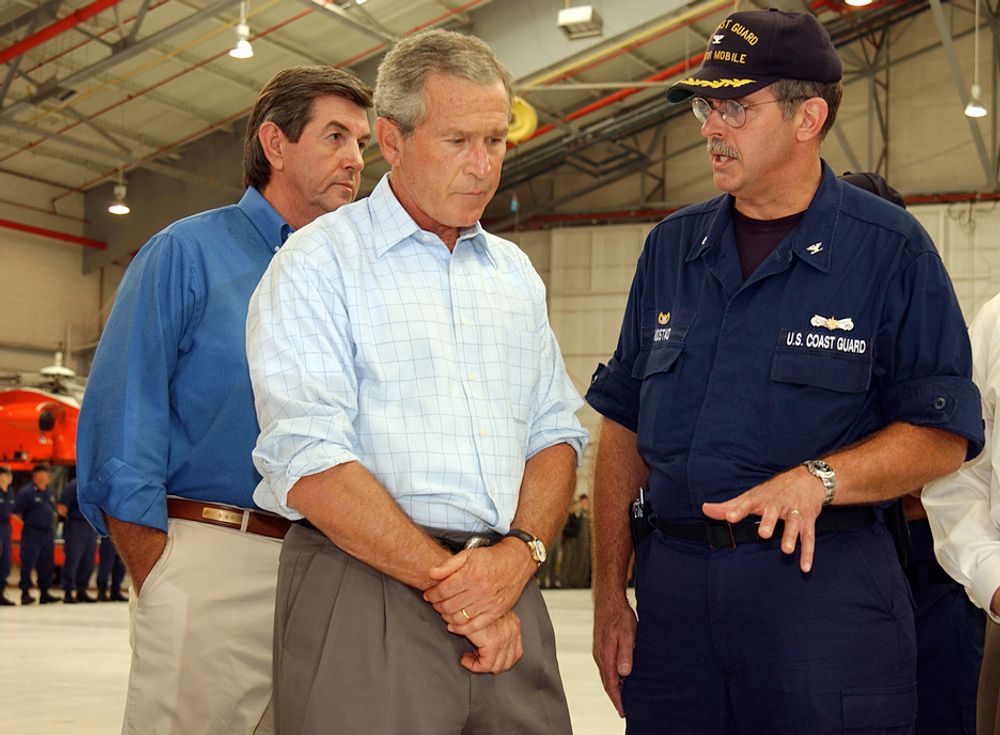 President George W. Bush blir orientert av US Coast Guard om hjelpearbeidet for Katrina-ofrene og oppryddingsarbeidet.