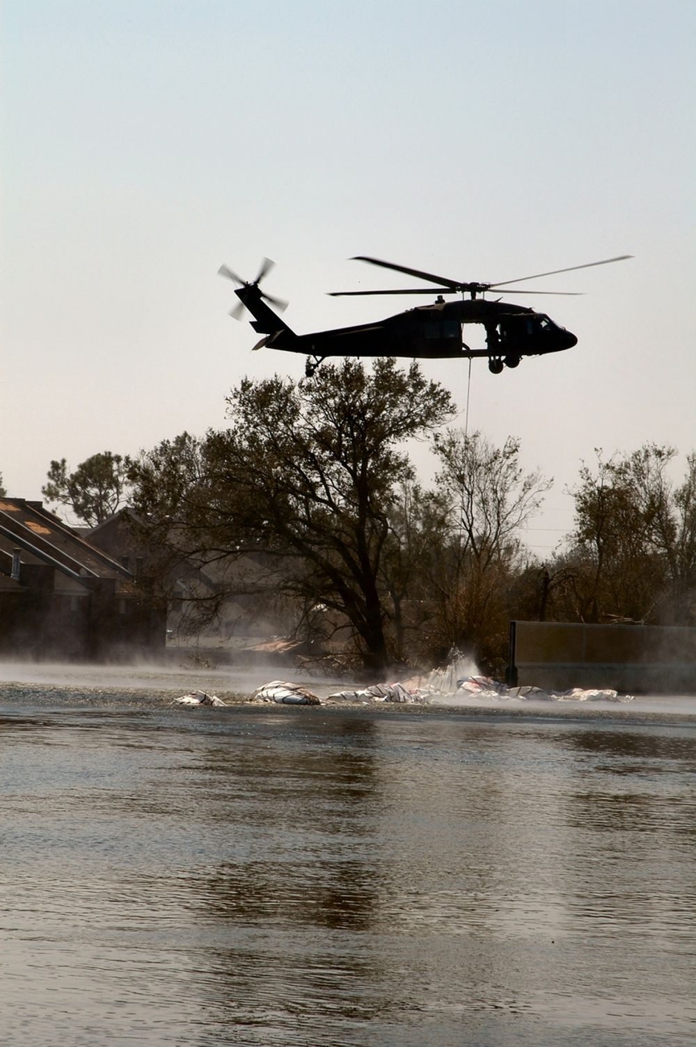 Et Black Hawk helikopter far Nasjonalgarden slipper sandsekker på 3-5 tonn for å tette diket ved 17th Street Canal i New Orleans.