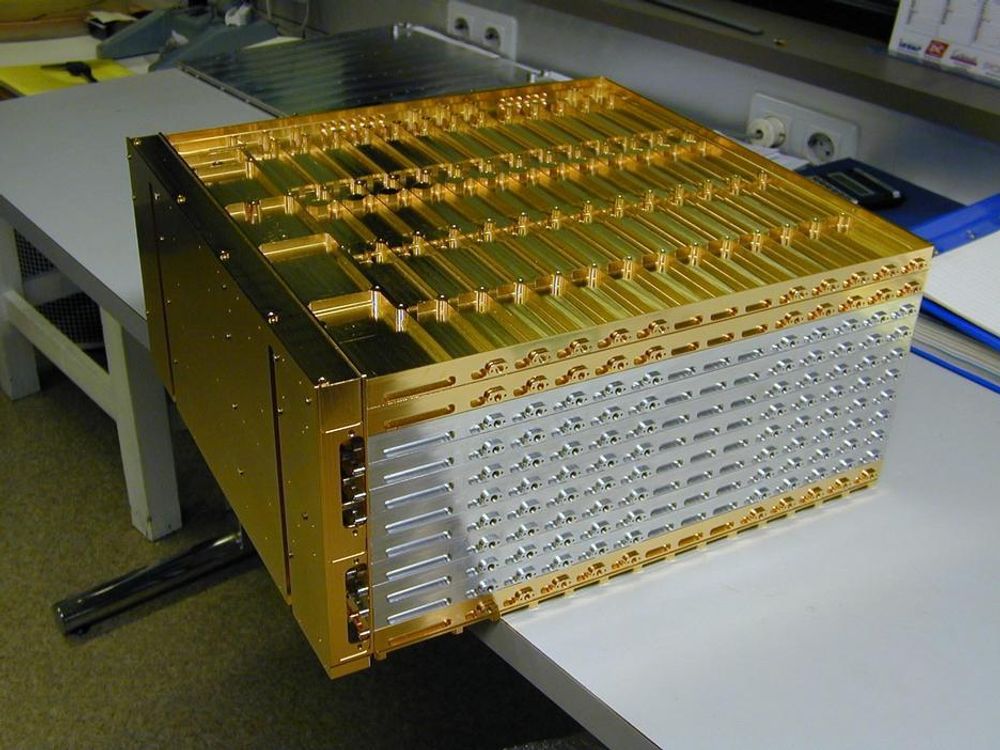 GULL: Gullplettert kaplsling av elektronikk til Inmarsat-4.