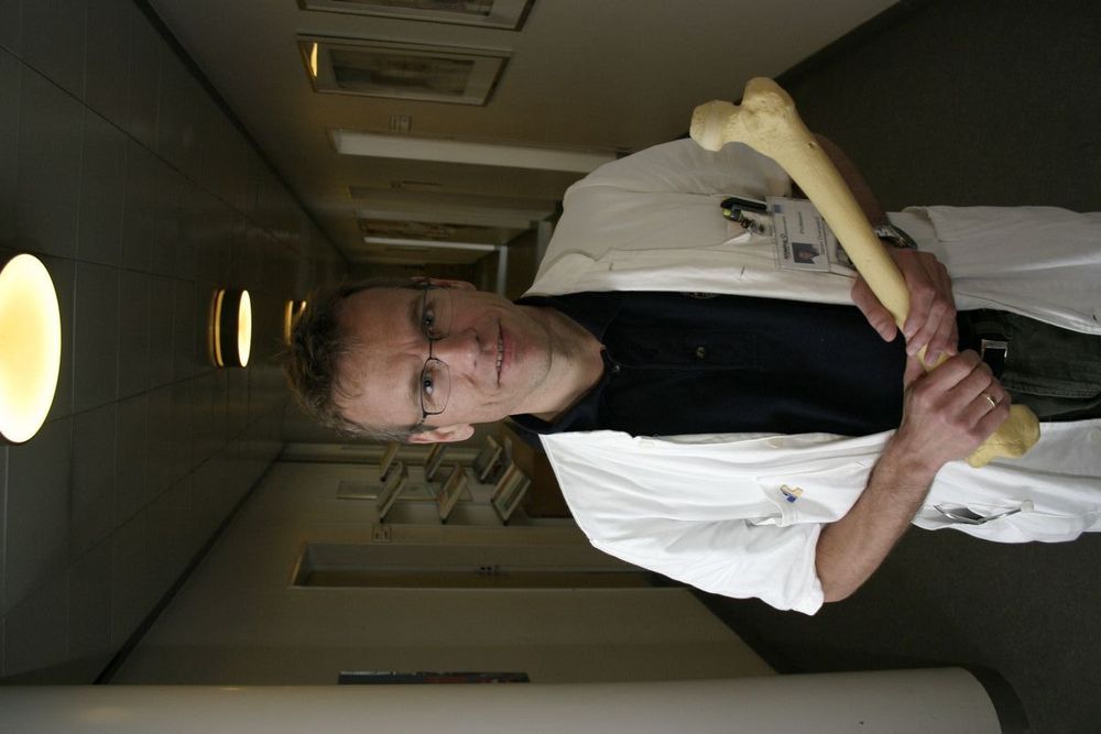 VIDEREUTVIKLING: Overlege og professor Søren Overgaard ved Odense Universitetssykehus videreutvikler benvevsmaterialet.