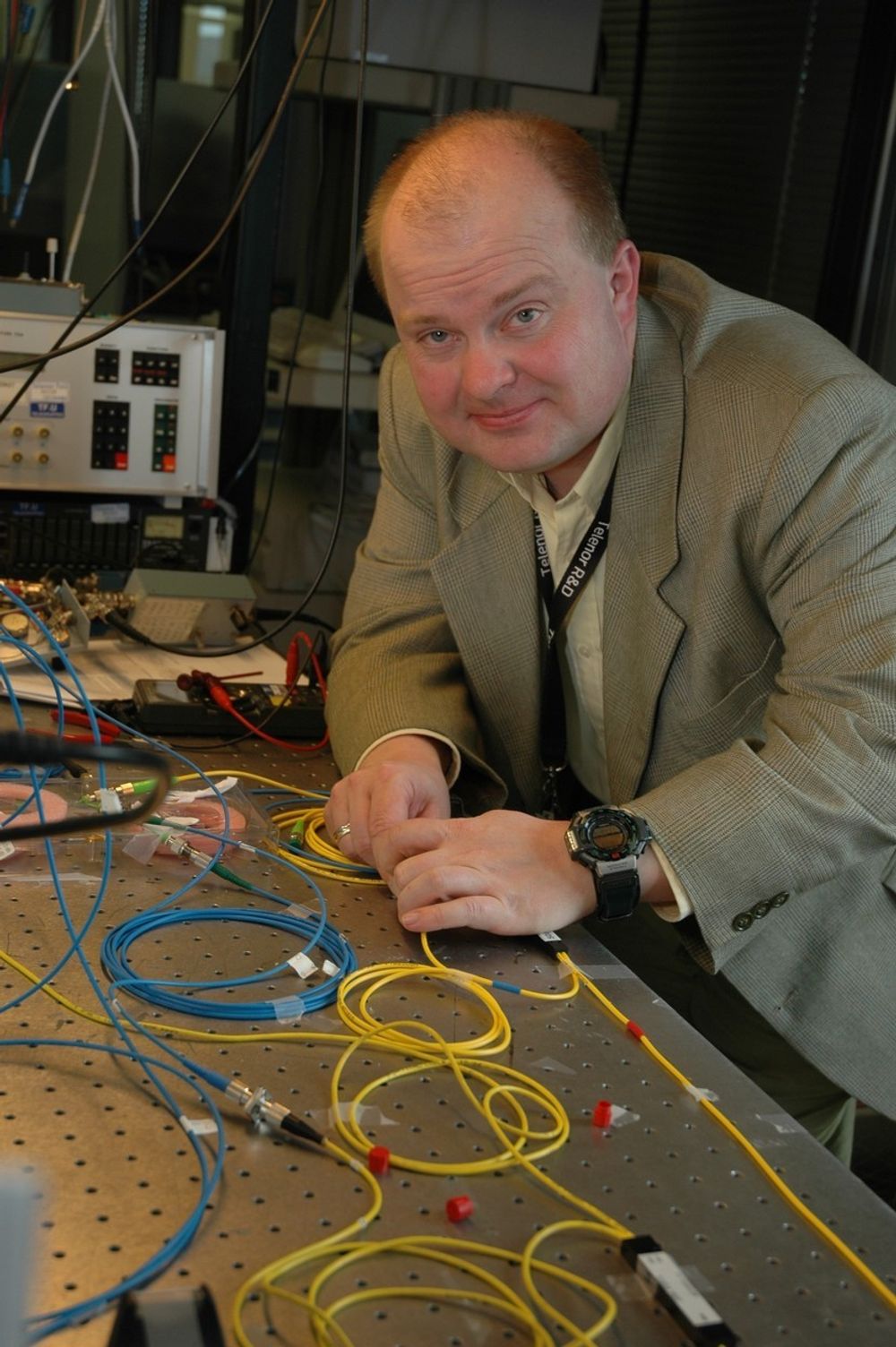 LEKER MED LYS: Steinar Bjørnstad har et avansert opplegg for forskning på fiberoptisk kommunikasjon i sitt laboratorium på Fornebu.