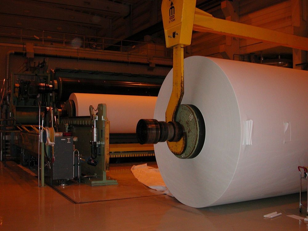 EN RÅ RULL: 290.000 tonn papir om året, det blir noen ruller. Her en ferdig kjørt rull med råpapir, klar til å settes inn i glattvalsingen lenger nede i hallen.